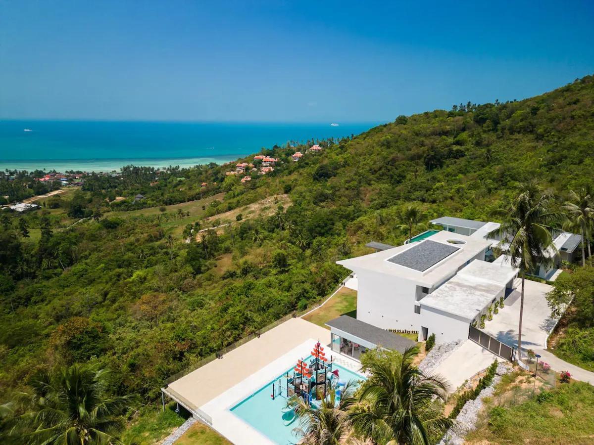 Me Huge And Luxurious Villa
