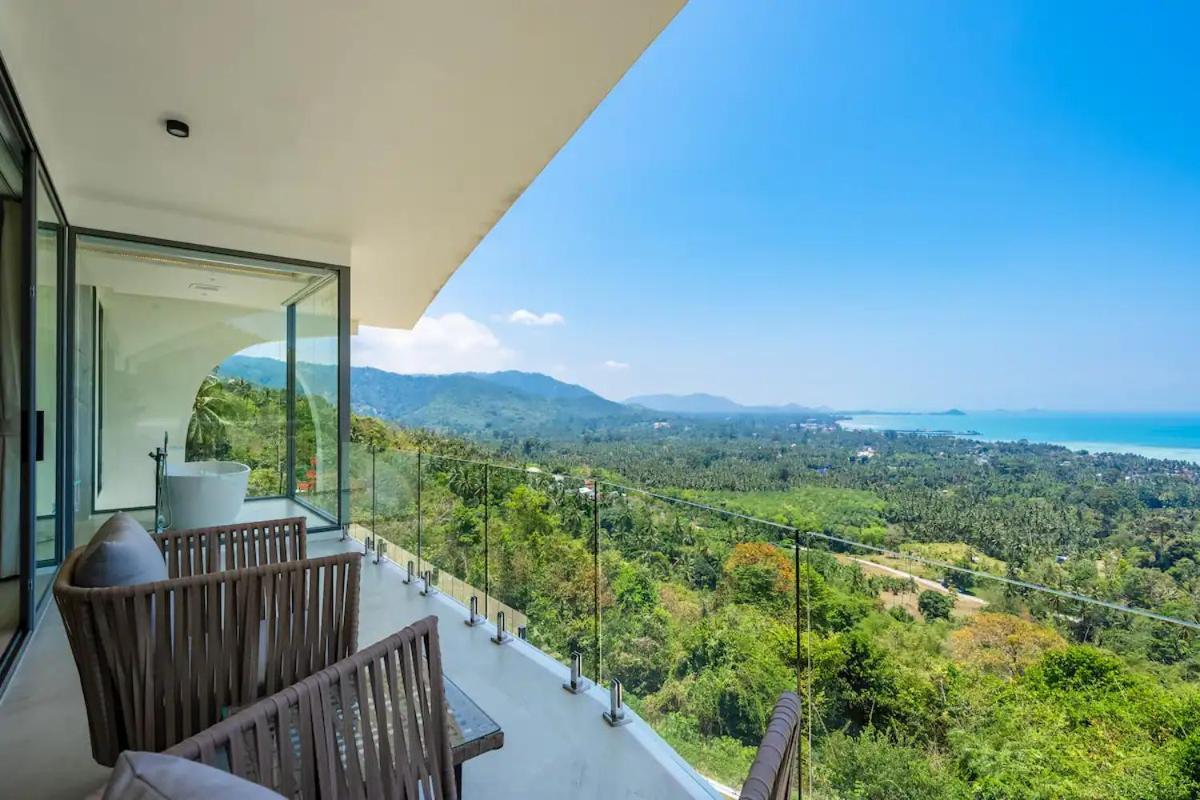 Me Huge And Luxurious Villa *