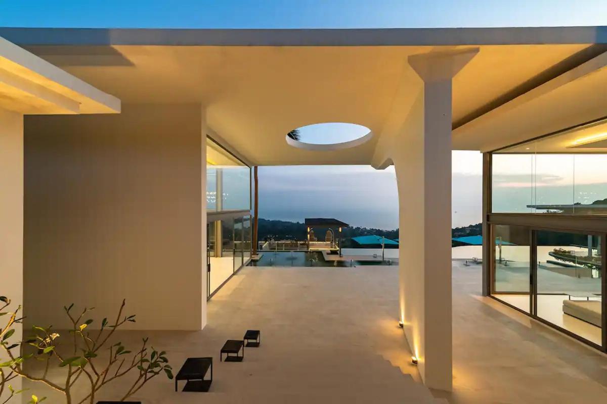 Villa Me Huge And Luxurious