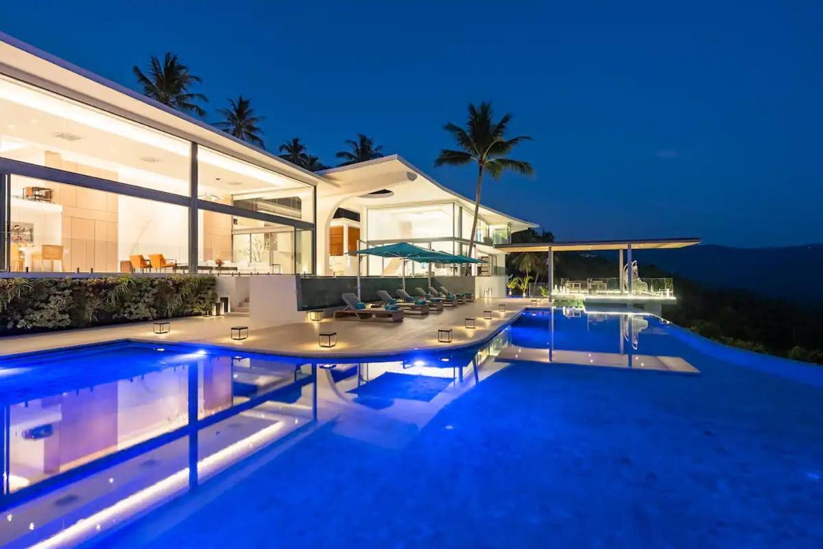 Me Huge And Luxurious Villa *