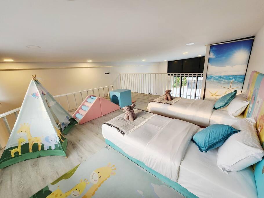 Unique Townhouse Pool Slide Access Holiday home *