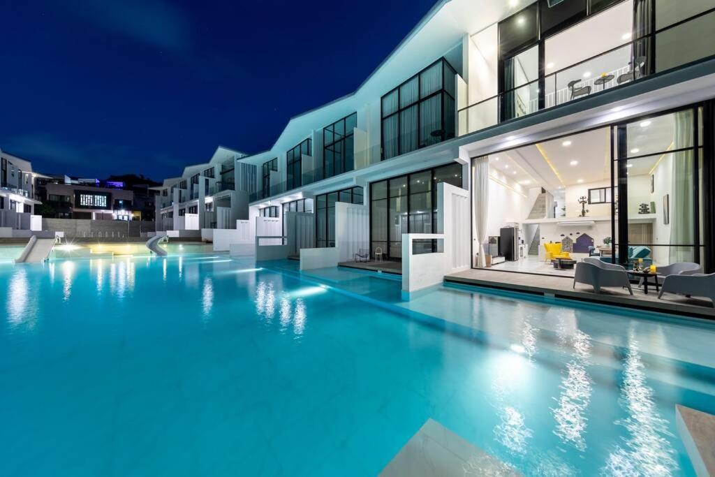 Unique Townhouse Pool Slide Access *