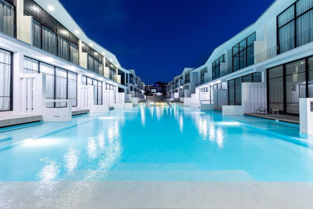 Unique Townhouse Pool Slide Access Holiday home *