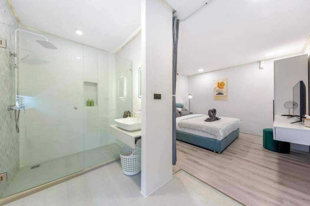Holiday home Unique Townhouse Pool Slide Access *