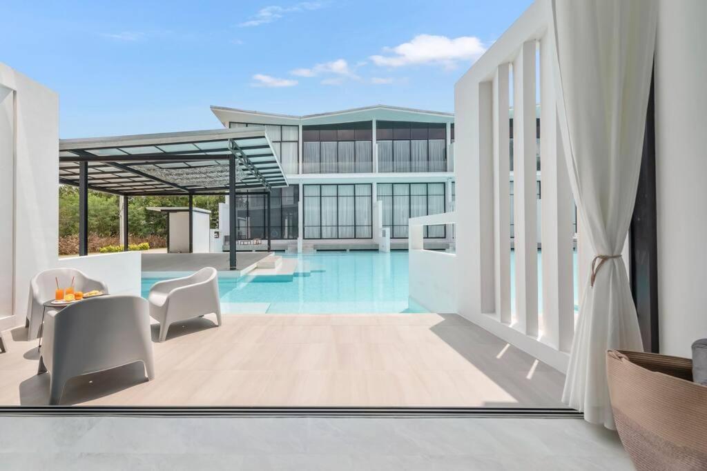 Holiday home Unique Townhouse Pool Slide Access *