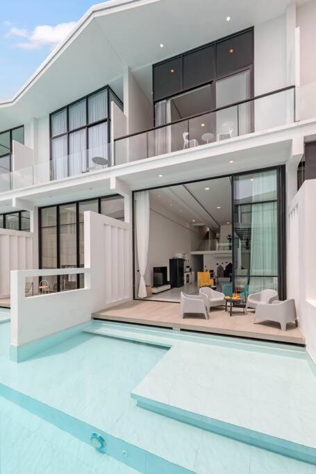 Holiday home Unique Townhouse Pool Slide Access *