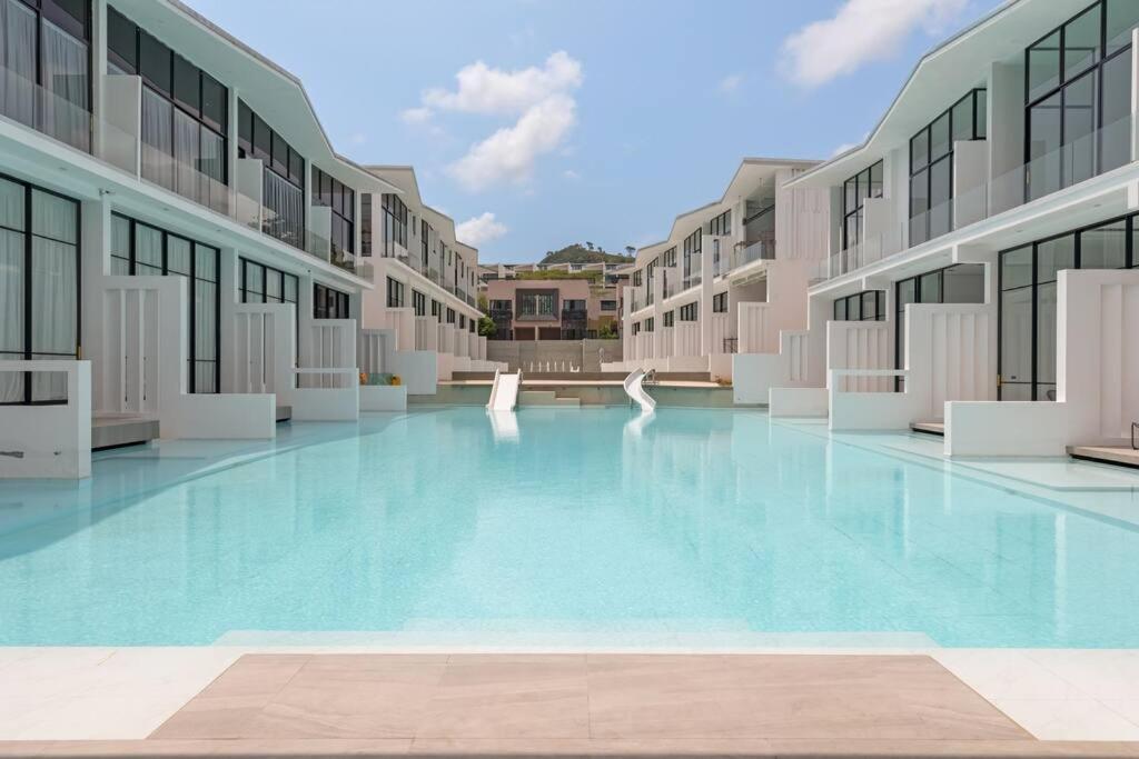 Holiday home Unique Townhouse Pool Slide Access