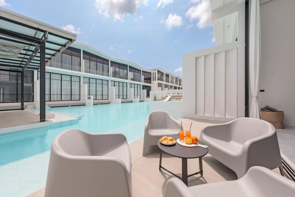 Unique Townhouse Pool Slide Access Holiday home *