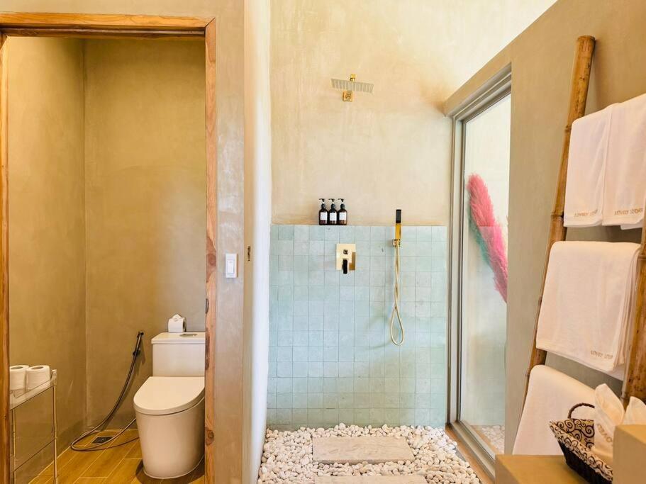 Villa Lovely Villa, 2 Bedrooms & 1 Room,