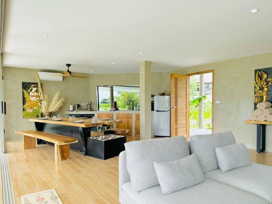 Lovely Villa, 2 Bedrooms & 1 Room,