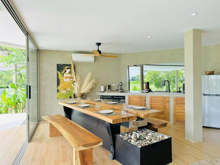 Villa Lovely Villa, 2 Bedrooms & 1 Room,