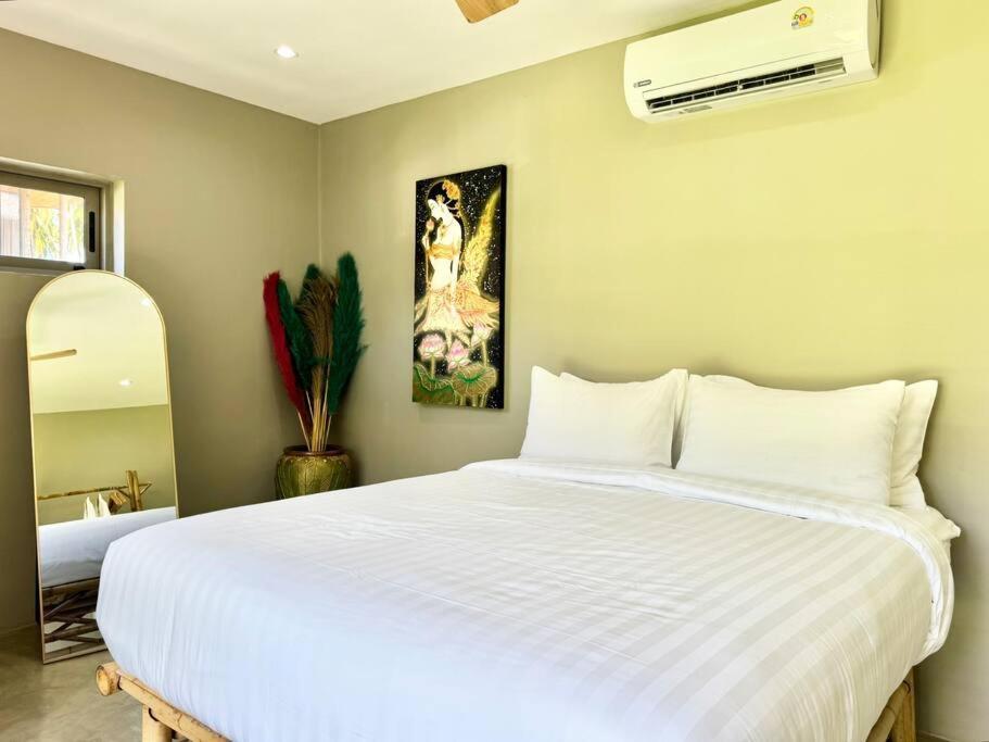 Villa Lovely Villa, 2 Bedrooms & 1 Room,