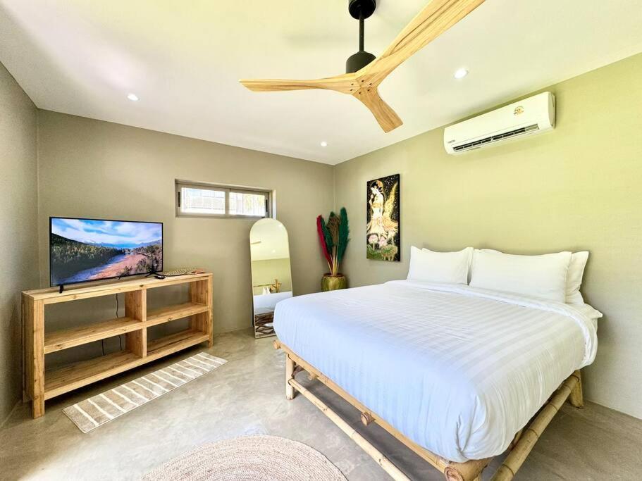 Villa Lovely Villa, 2 Bedrooms & 1 Room,