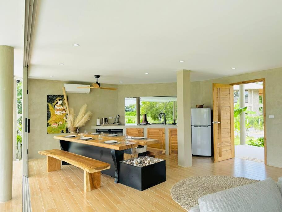 Villa Lovely Villa, 2 Bedrooms & 1 Room, *