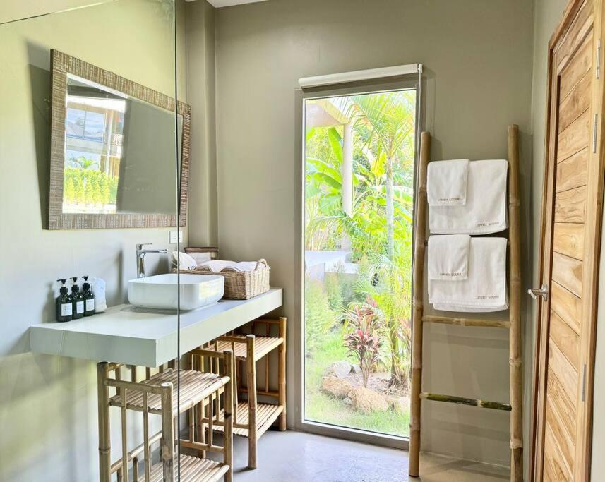 Villa Lovely Villa, 2 Bedrooms & 1 Room,