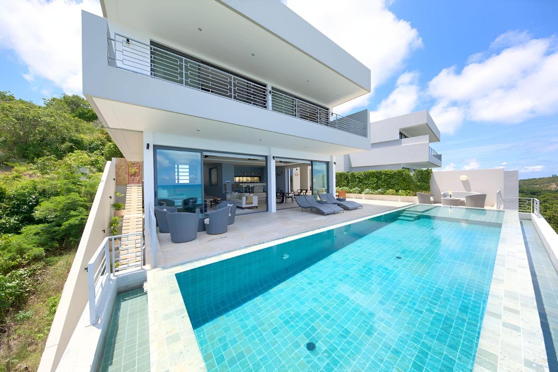 Luxurious 5 Bedroom Villa *