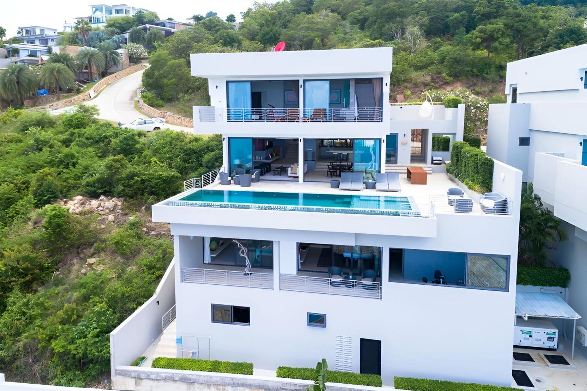 Luxurious 5 Bedroom Villa *