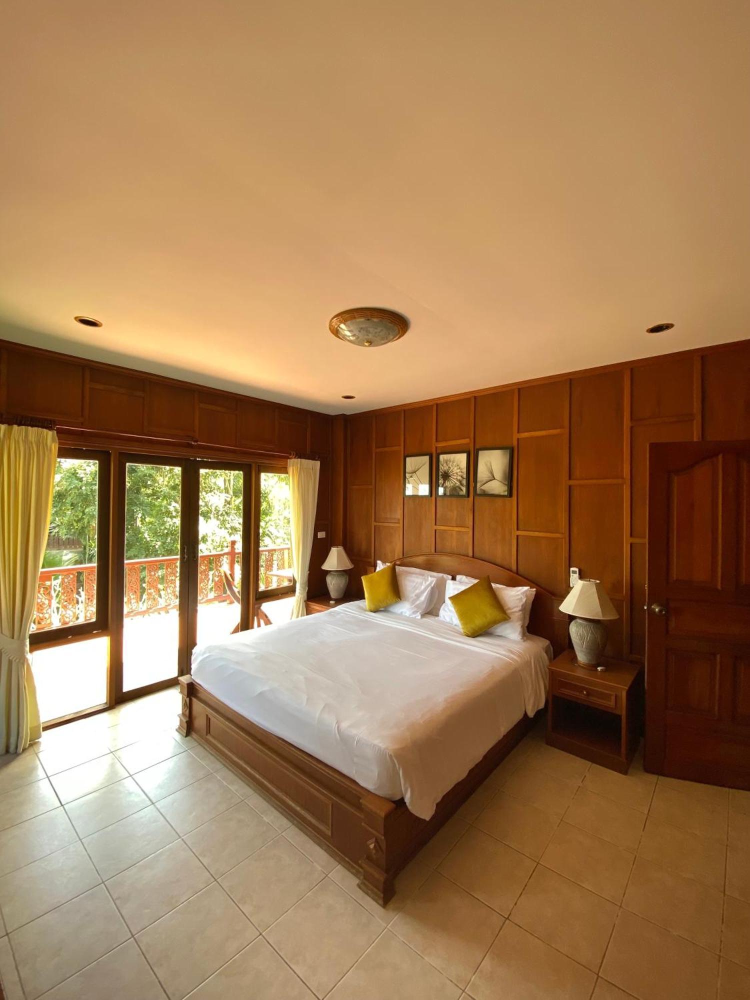 Baan Laem Noi Villa's Holiday home *