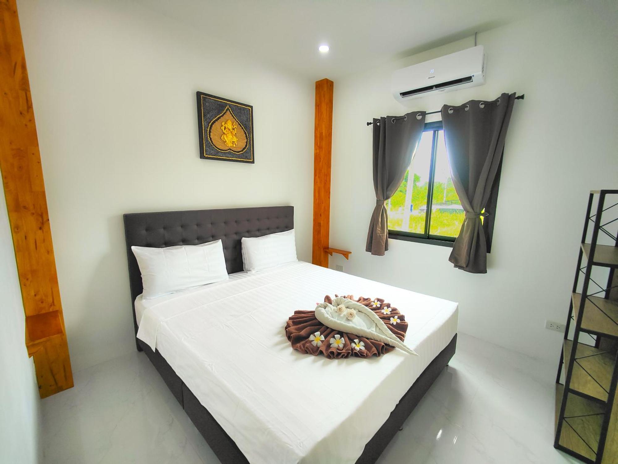Sunny Petite Close To Holiday home *