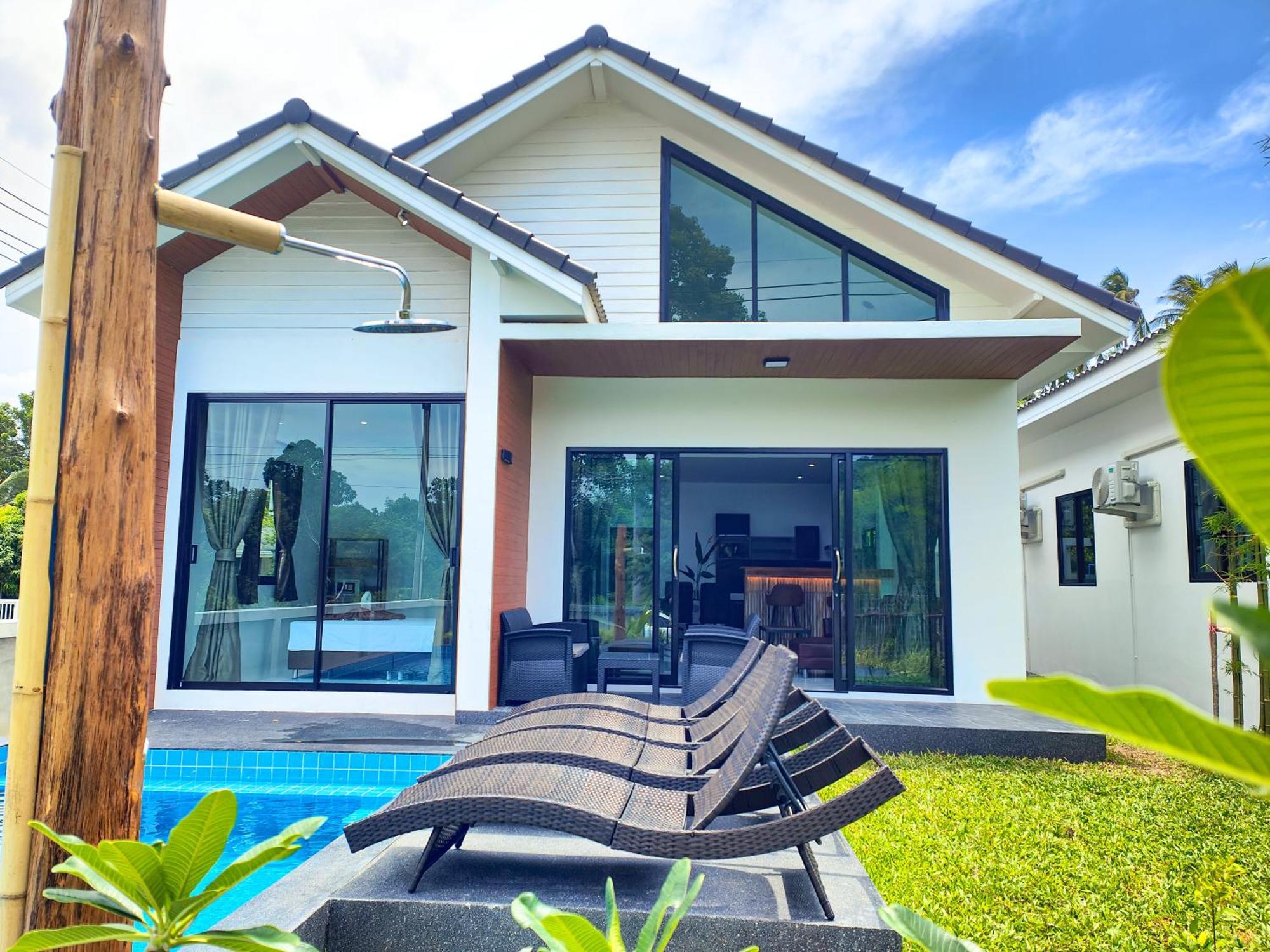 Sunny Petite Close To Koh Samui