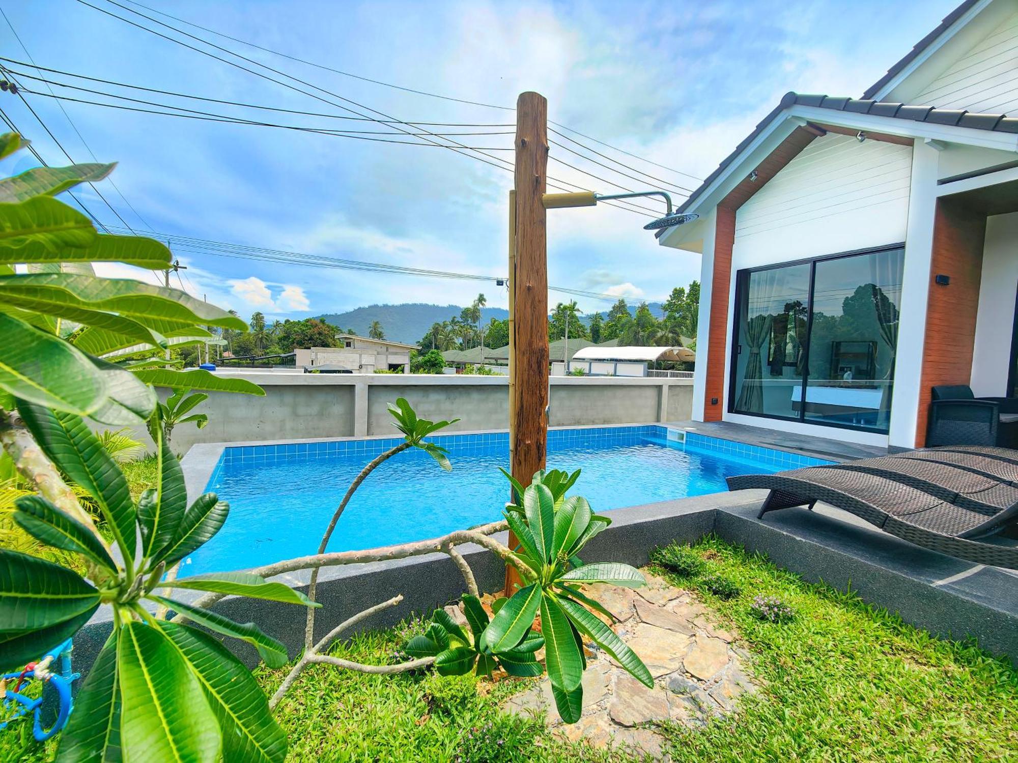 Sunny Petite Close To Holiday home *