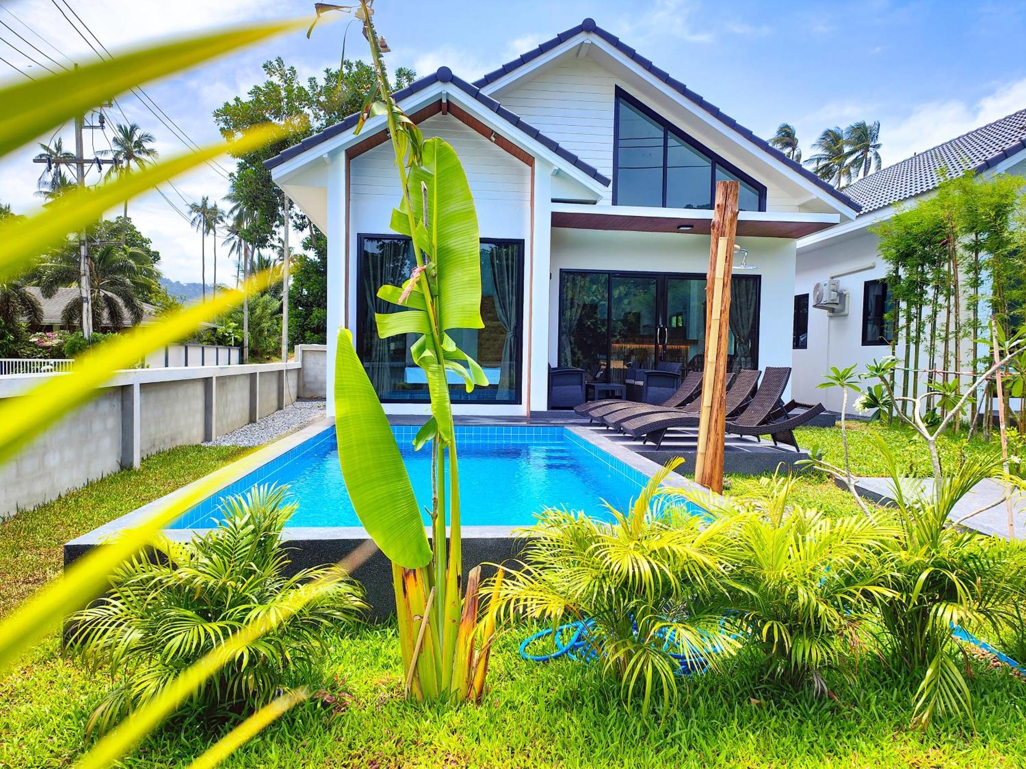 Sunny Petite Close To Holiday home *