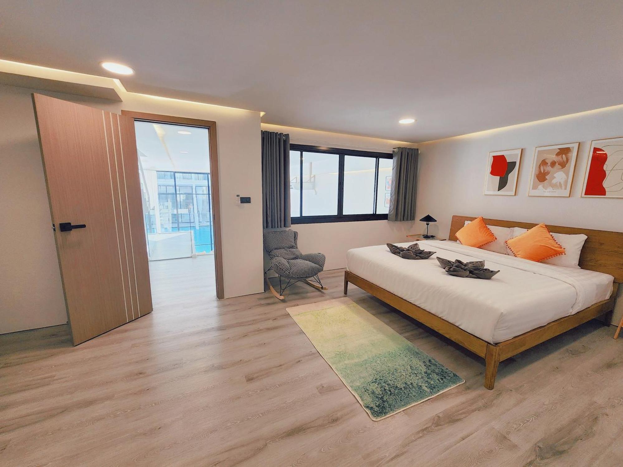 Pool Access Luxury Townhouse Holiday home