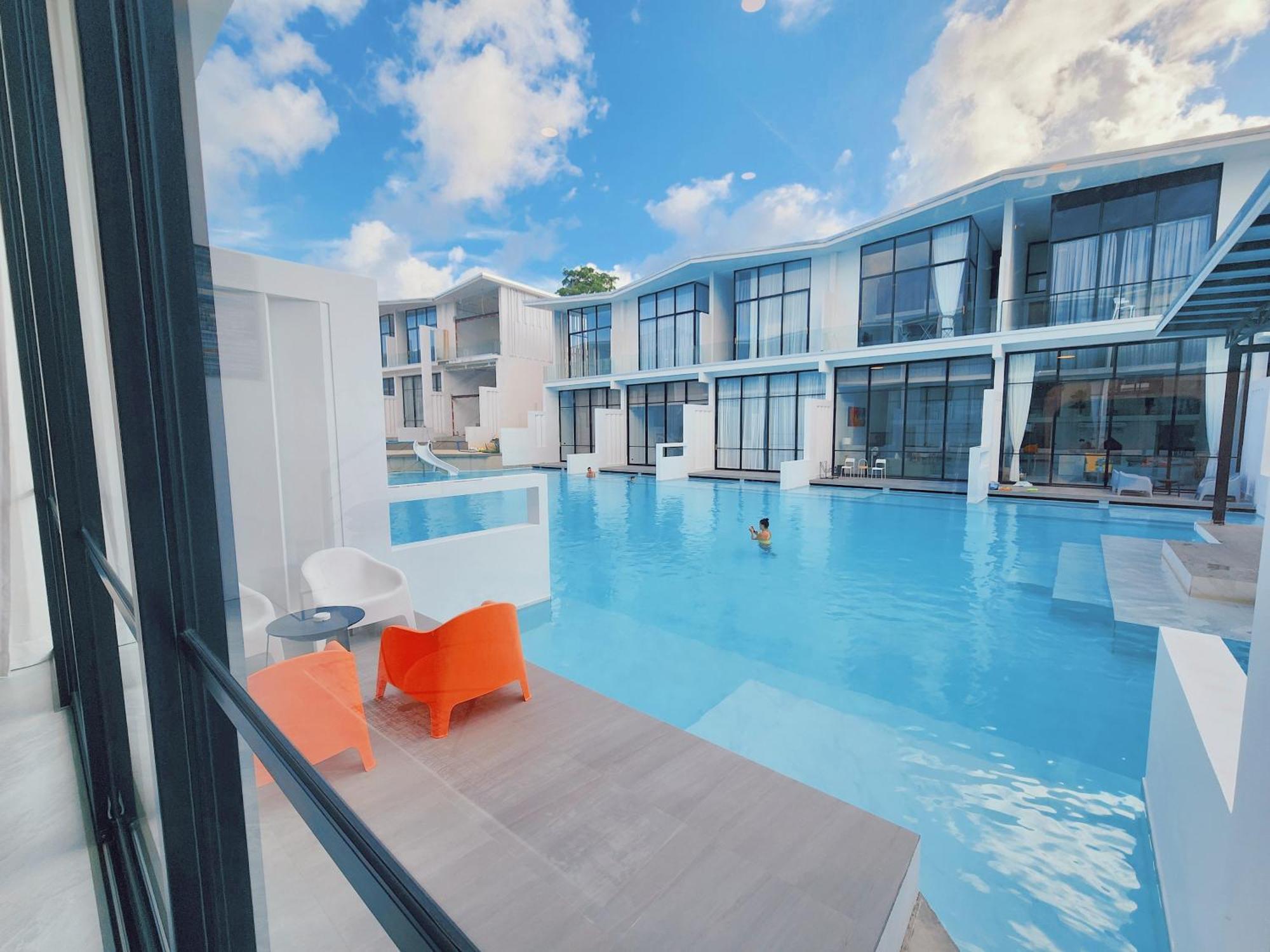 Pool Access Luxury Townhouse Holiday home