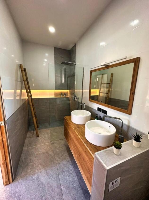 Charlotte - Seaview -4 Bedrooms Villa