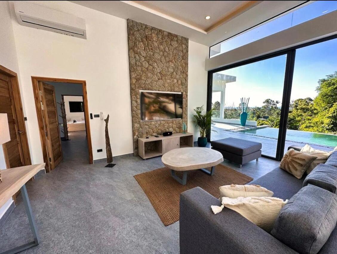 Charlotte - Seaview -4 Bedrooms *