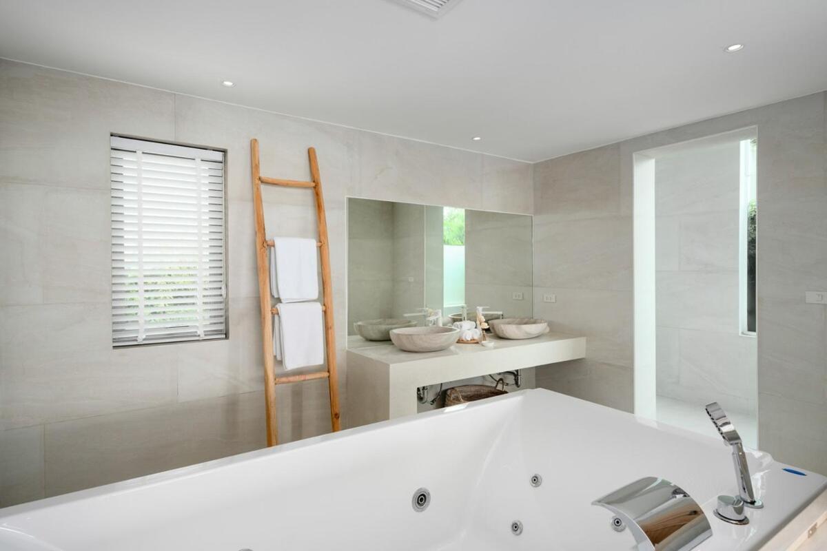 Kazu - Luxury 5-bedrooms Oceanview Retreat With Cinema, Bar, Infinity Pool, Private Cook & Maid Villa *