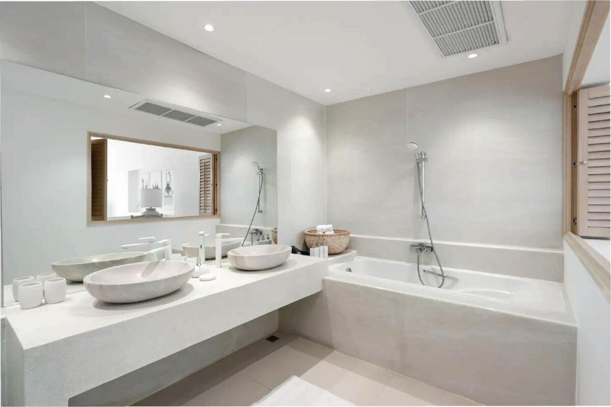 Kazu - Luxury 5-bedrooms Oceanview Retreat With Cinema, Bar, Infinity Pool, Private Cook & Maid Villa *