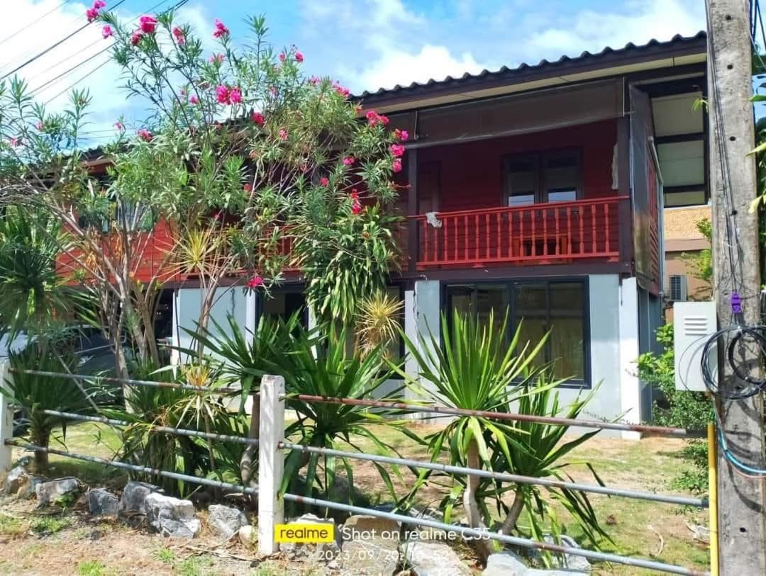 Ban Bang Po Bee House Holiday home