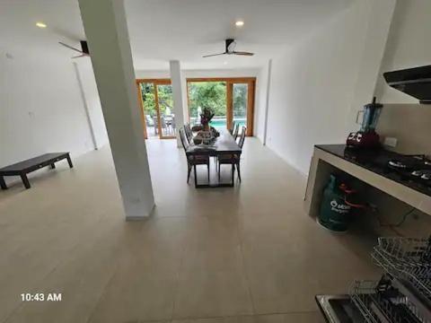 8 Bedroom Monkey 201 *