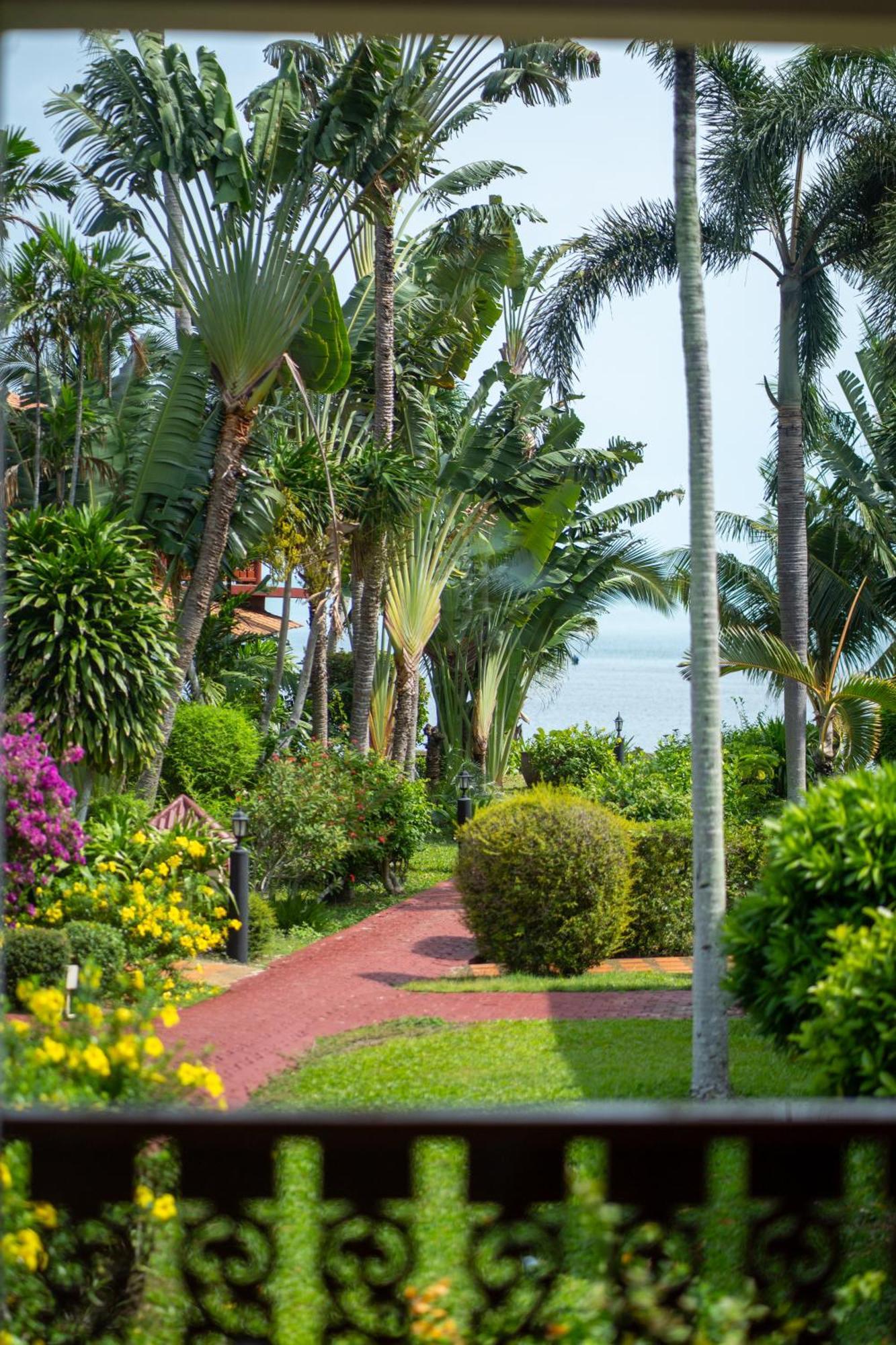 Villa Lotus Villa, Beachside Luxury Ban Bang Po