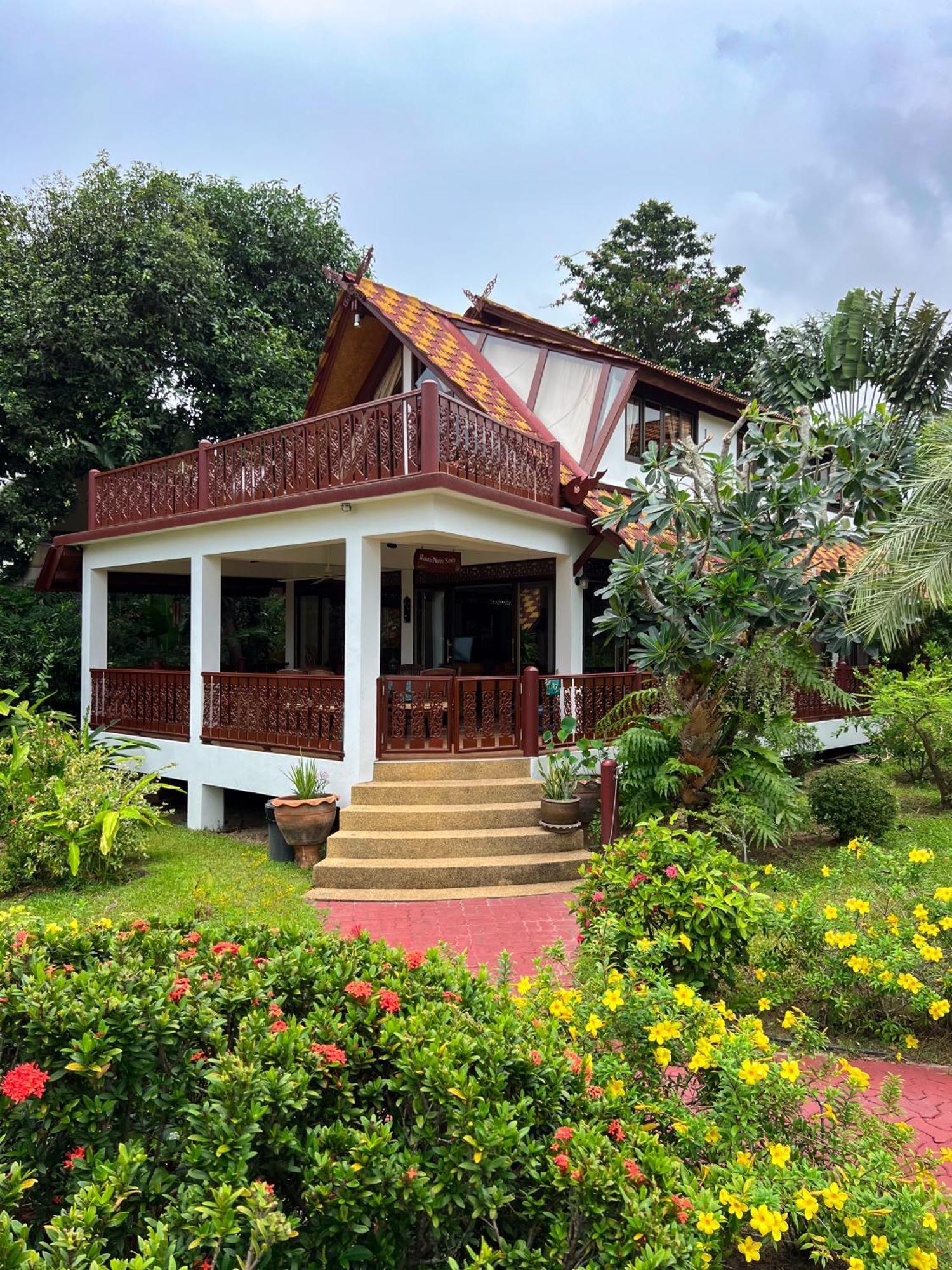 Villa Lotus Villa, Beachside Luxury *