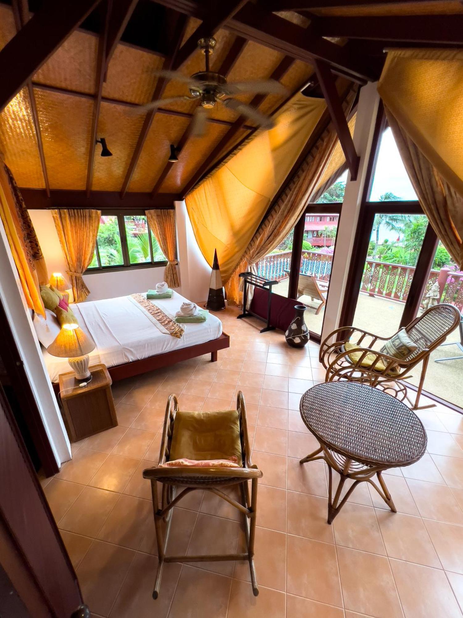 Lotus Villa, Beachside Luxury Villa *