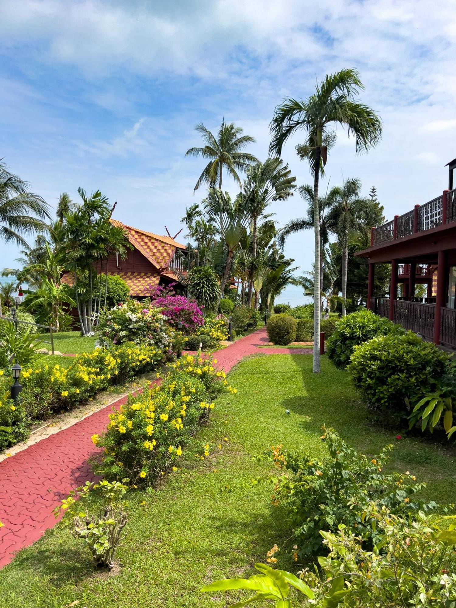 Lotus Villa, Beachside Luxury Villa Ban Bang Po