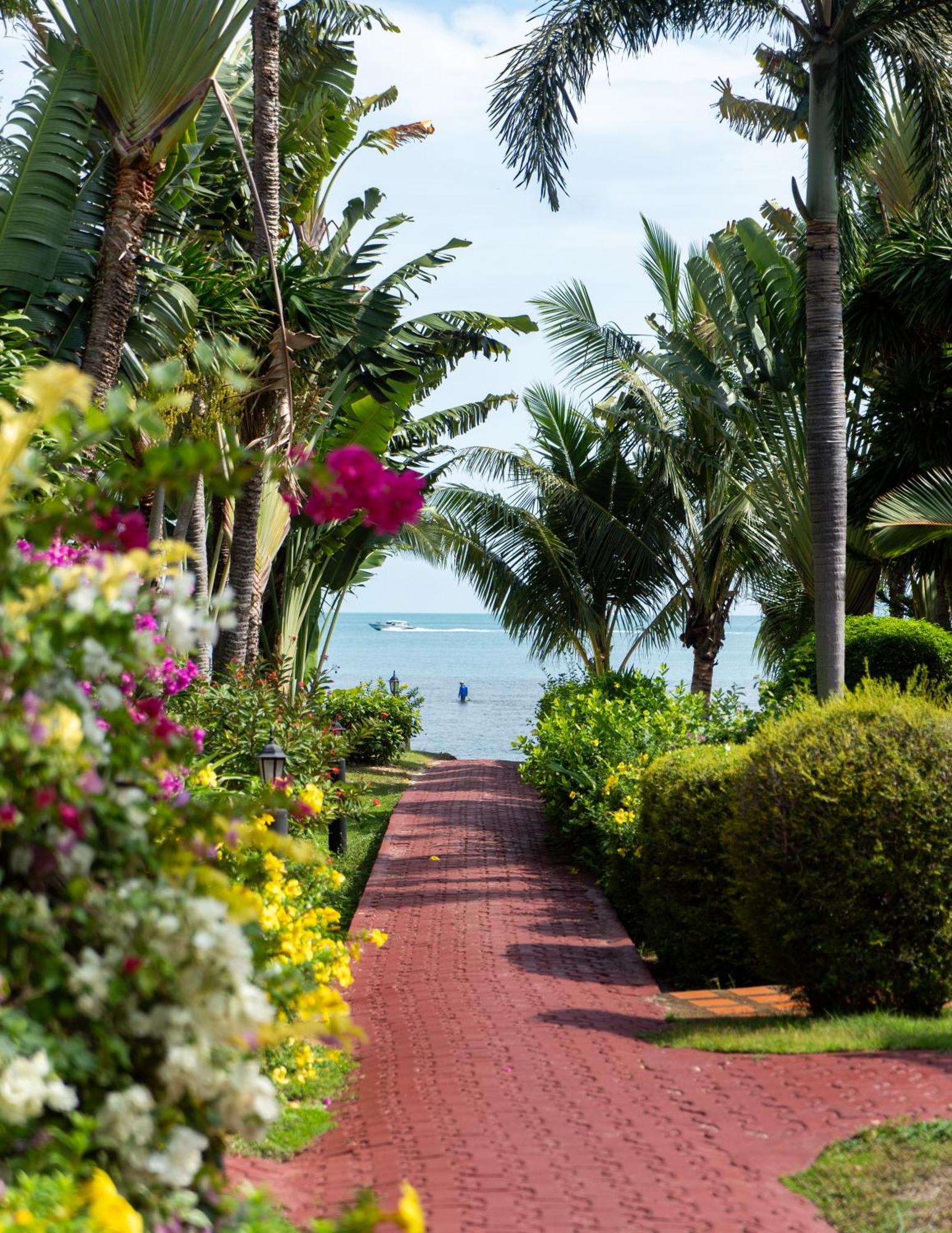 Villa Lotus Villa, Beachside Luxury