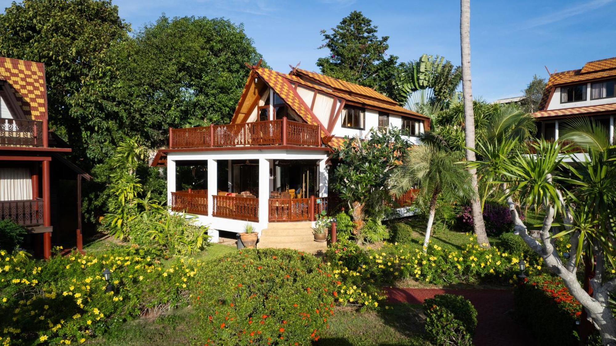 Lotus Villa, Beachside Luxury * Ban Bang Po