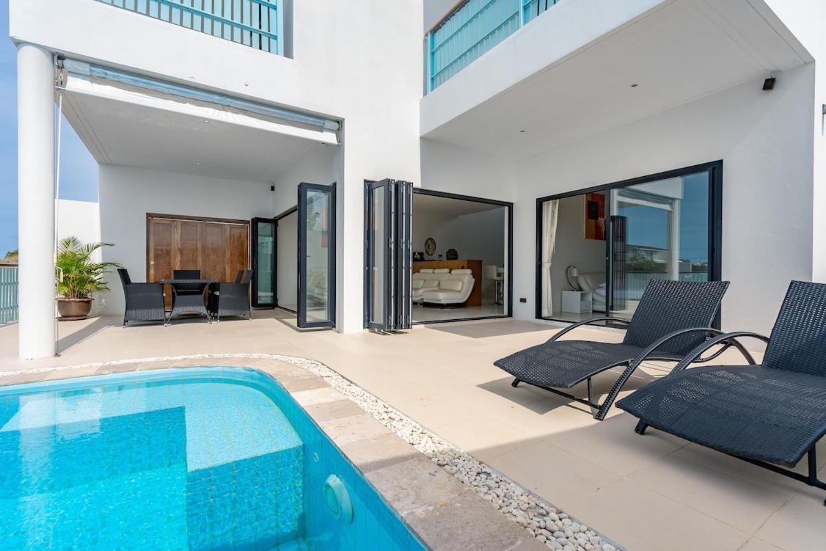 2 Bed Seaview 5 Mins To A2 Villa *