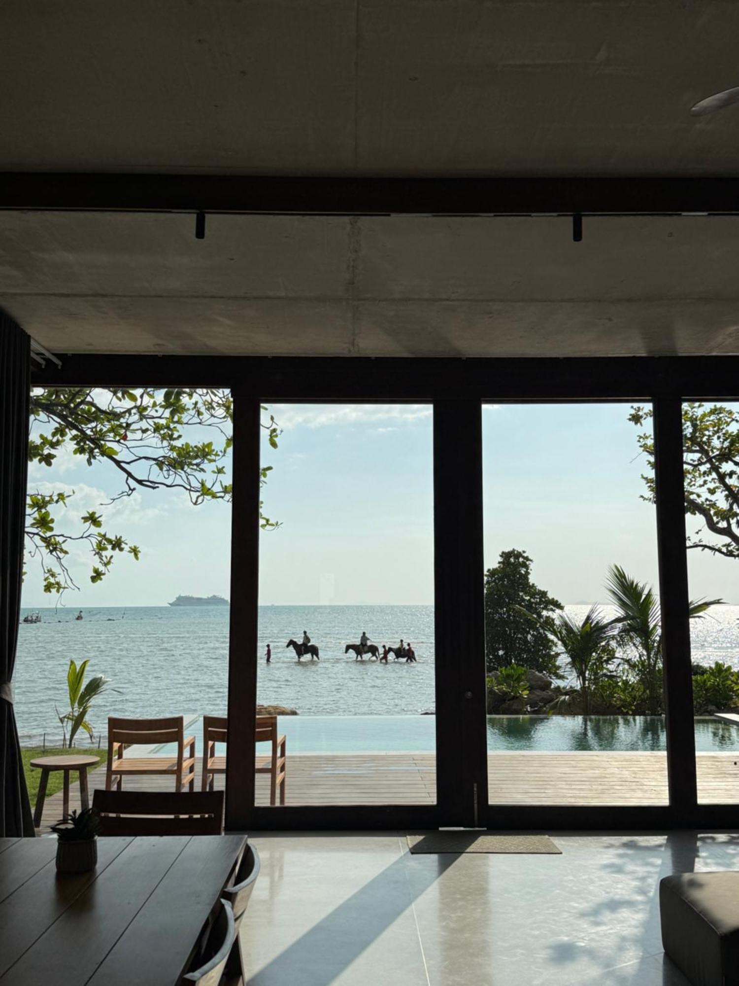 Hotel Vows Beachfront