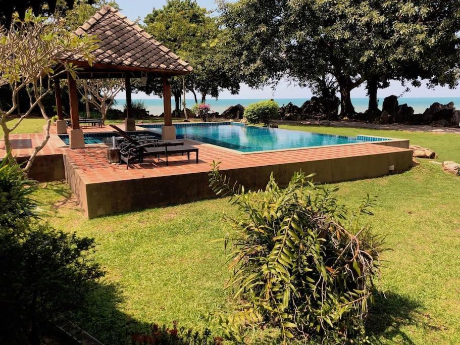 Villa 2 Bedroom Beachfront Bang Po *