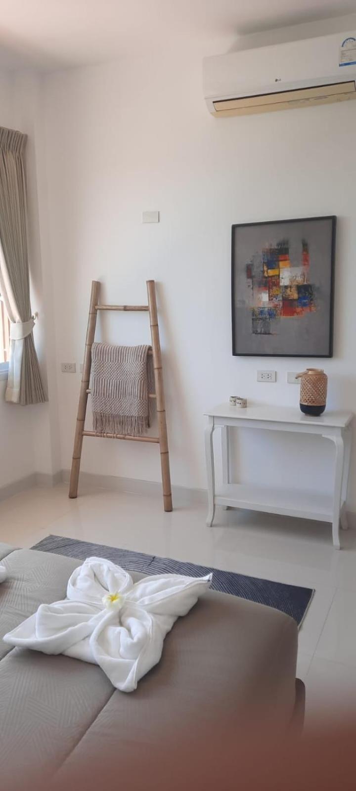 Mona * Koh Samui
