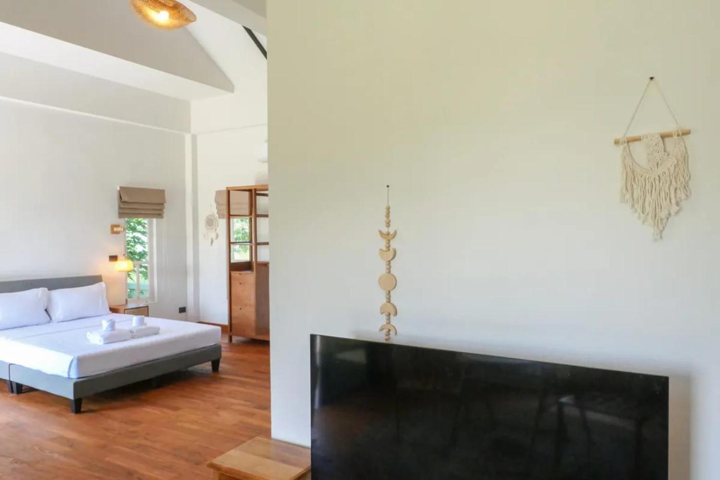 Danisam Estate 4br Sunset Front & Pool