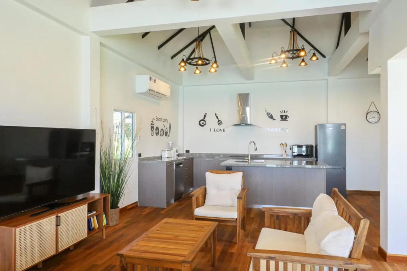 Danisam Estate 4br Sunset Front & Pool *