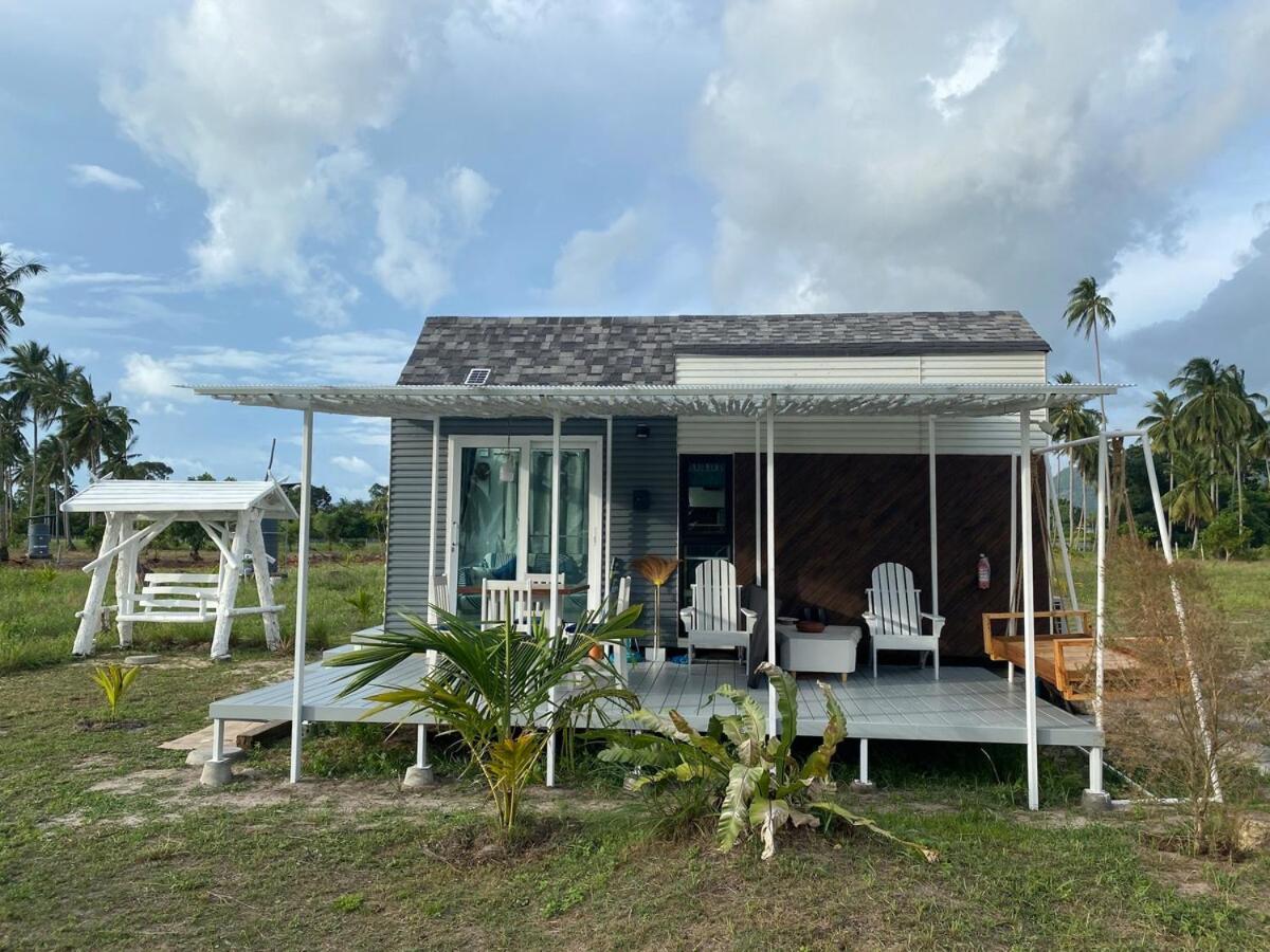 Beachfront Tiny House, Koh Samui, Thailand By Thaniie Holiday home