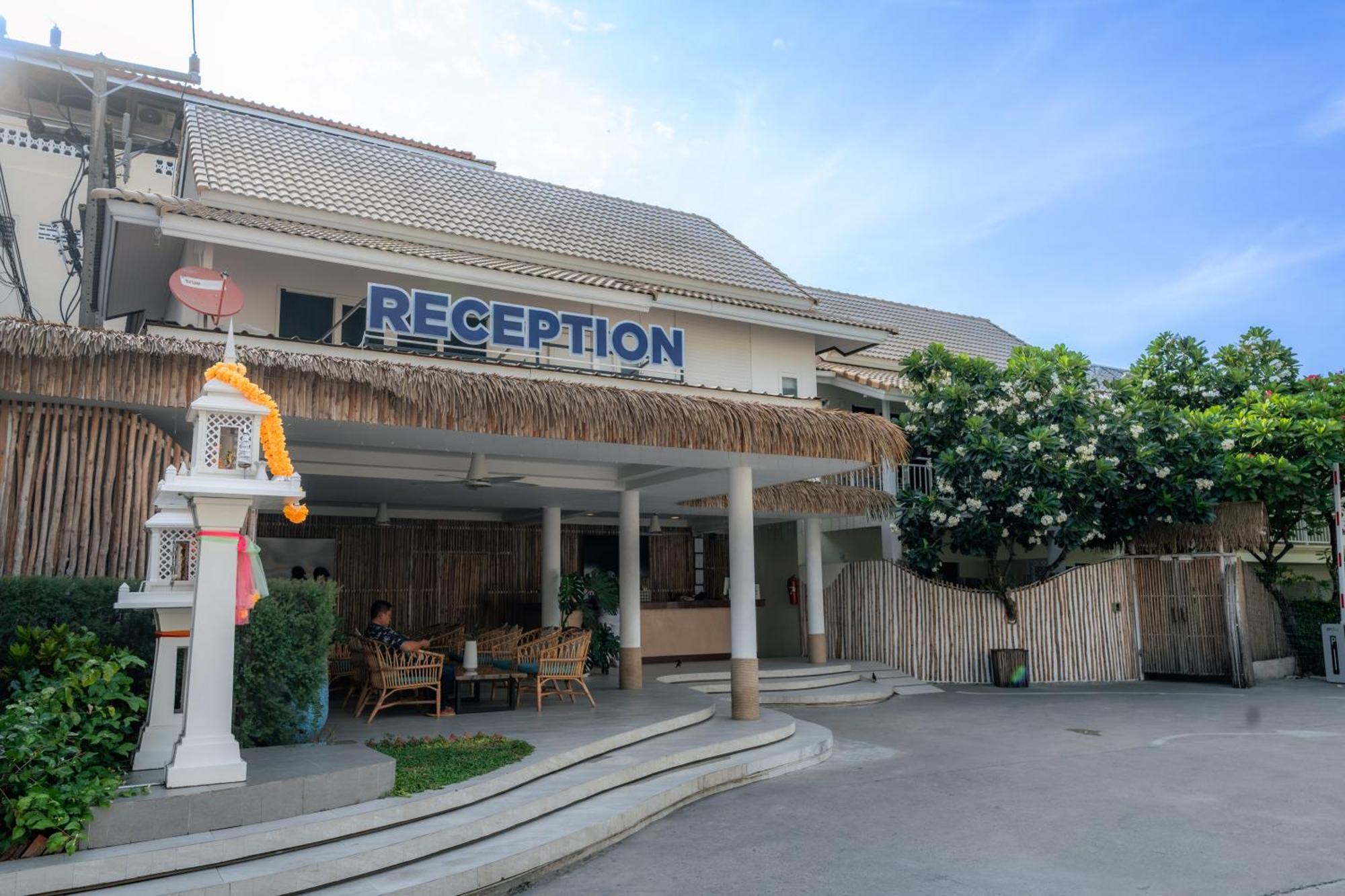 Ark Bar Hotel