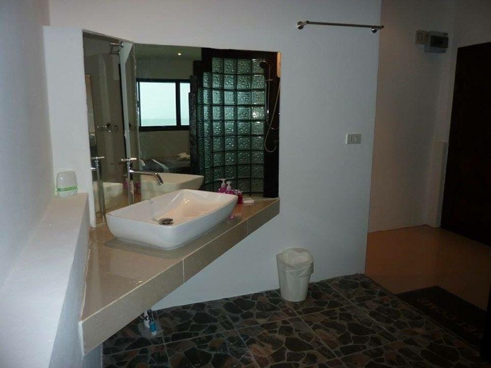 Trash And Glam Lounge Apartment