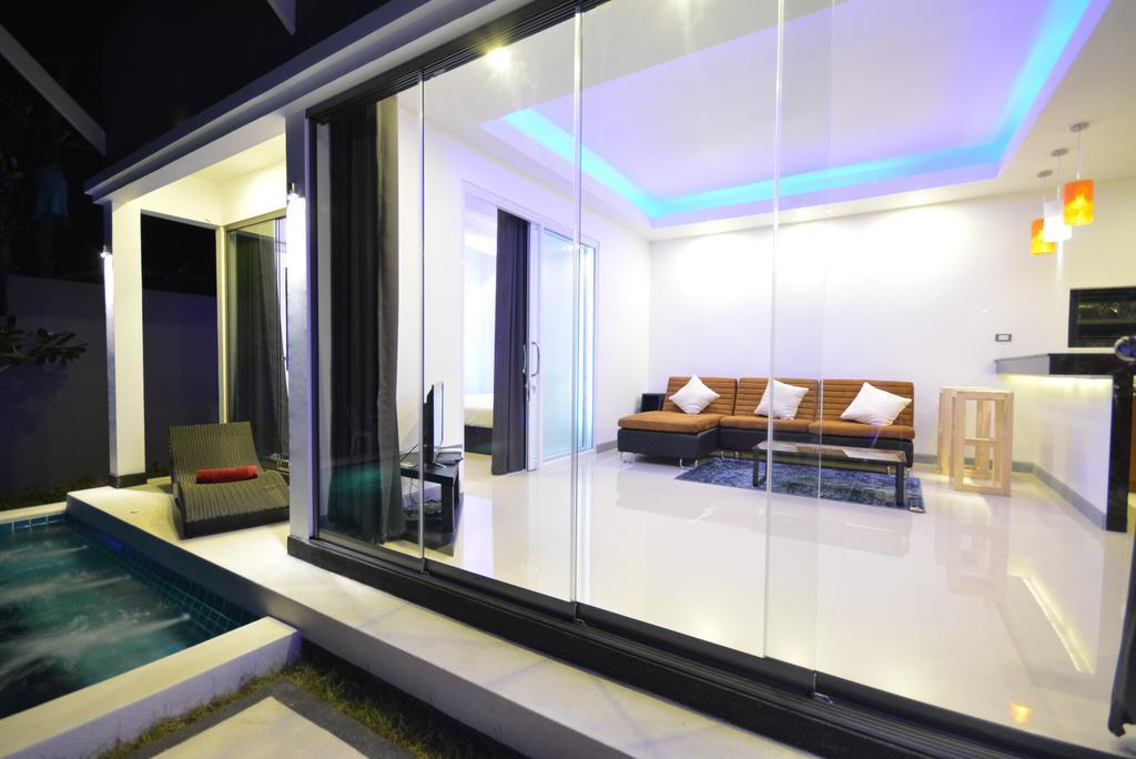 Villa Rocking Chair Pool